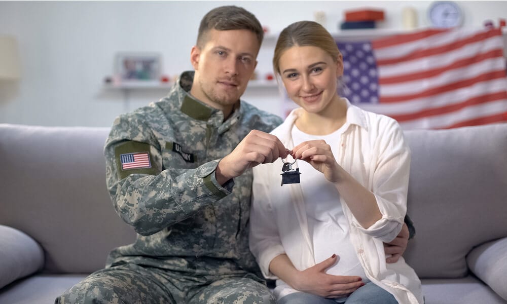 Military couple gets new house keys from military